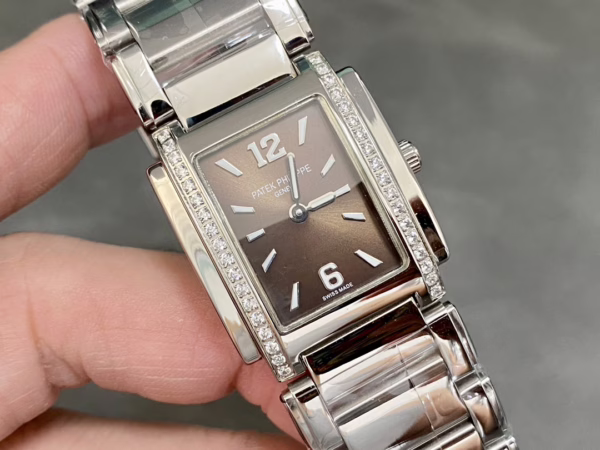 Patek Philippe Twenty-4 4910 1200A 010 Ladies Quartz 25x30mm - Image 2