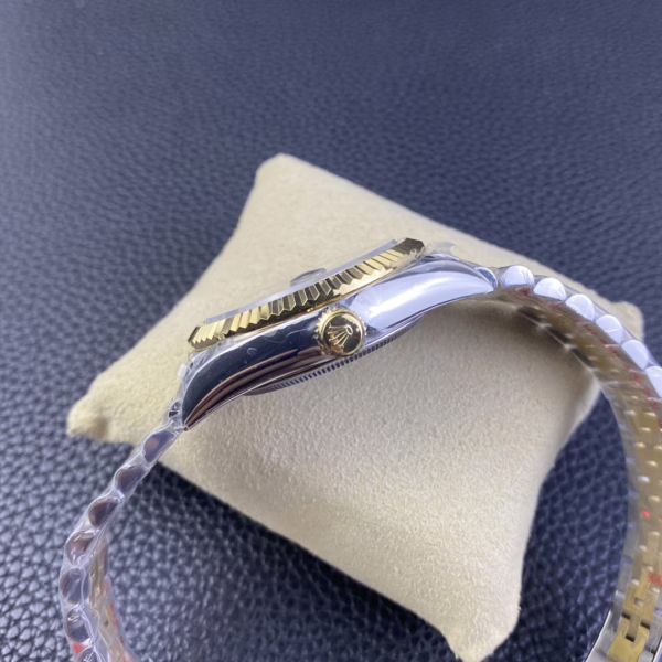 Rolex Sky Dweller 42 Oystersteel and Yellow Gold M336933 0004 Men's Watch - Image 8