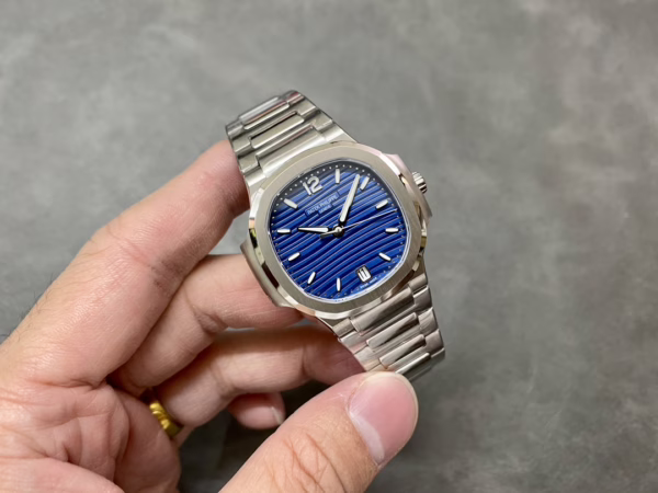 Patek Philippe Ladies Nautilus Blue Dial and Grey Dial 7118 1A 001 35.2mm - Image 6
